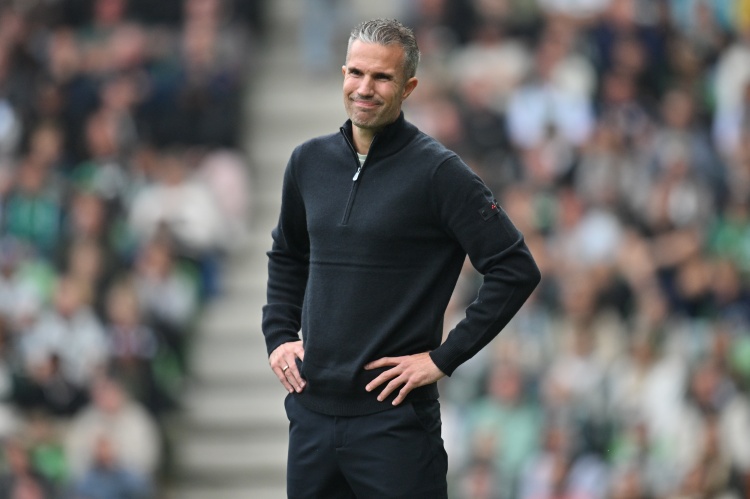 世界杯官方安装包-范佩西回应昆滕·廷伯炮轰:关系难以挽回,我基于表现评判球员